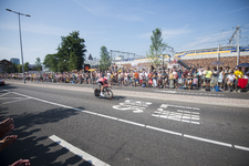 910369 Afbeelding van een wielrenner en toeschouwers op de Vondellaan te Utrecht, tijdens de officiële start van de ...